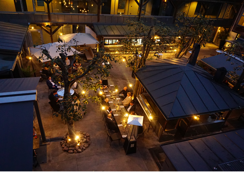 Restaurangen The Lamp. Uteserveringen på en innegård upplyft av små lampor